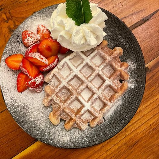 nieuw de koffiepot wafel met aardbeien en slagroom